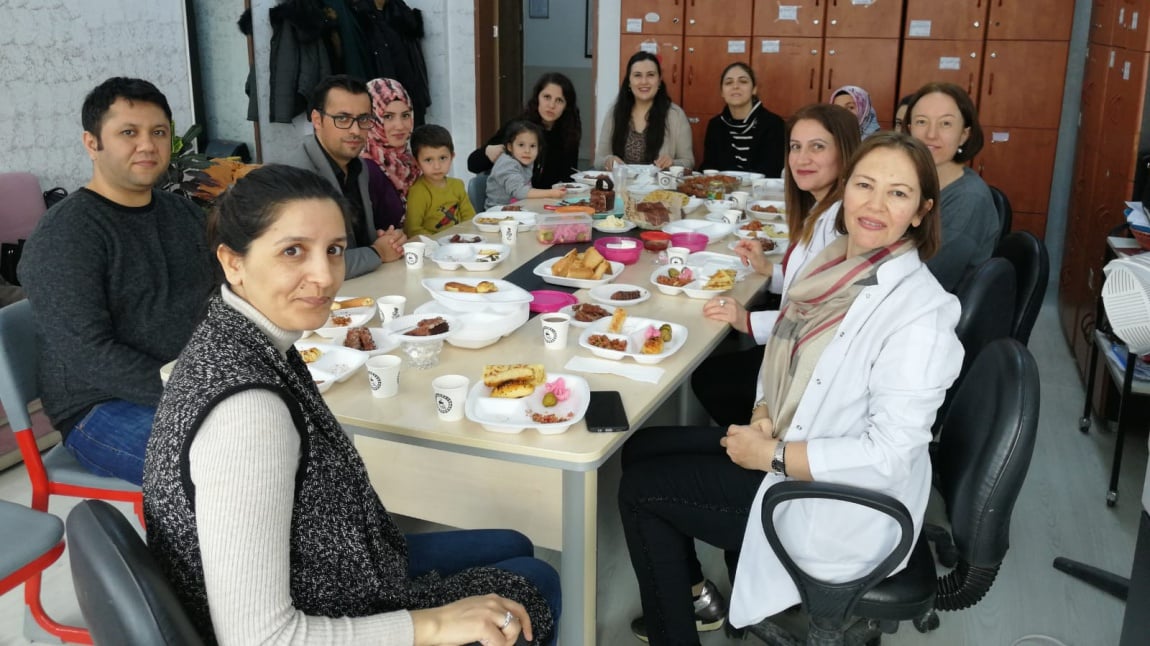 Edebiyat Öğretmenimiz Halide Pınar OLCAR ve Anasınıfı öğretmenimiz Ayşe Seda Koçak'ın doğum günlerini kutladık